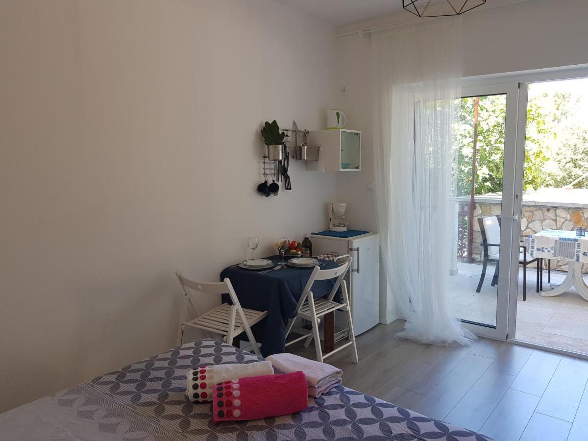 Apartmani Elena Malinska Buitenkant foto