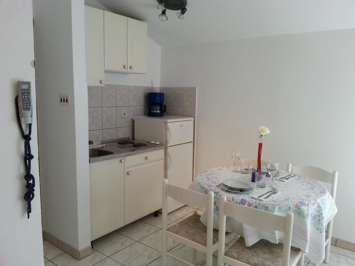 Apartmani Elena Malinska Buitenkant foto