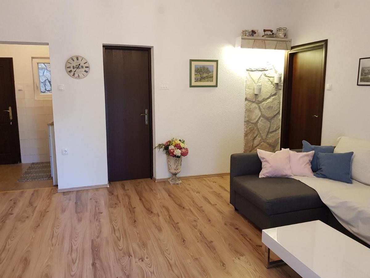 Apartmani Elena Malinska Buitenkant foto