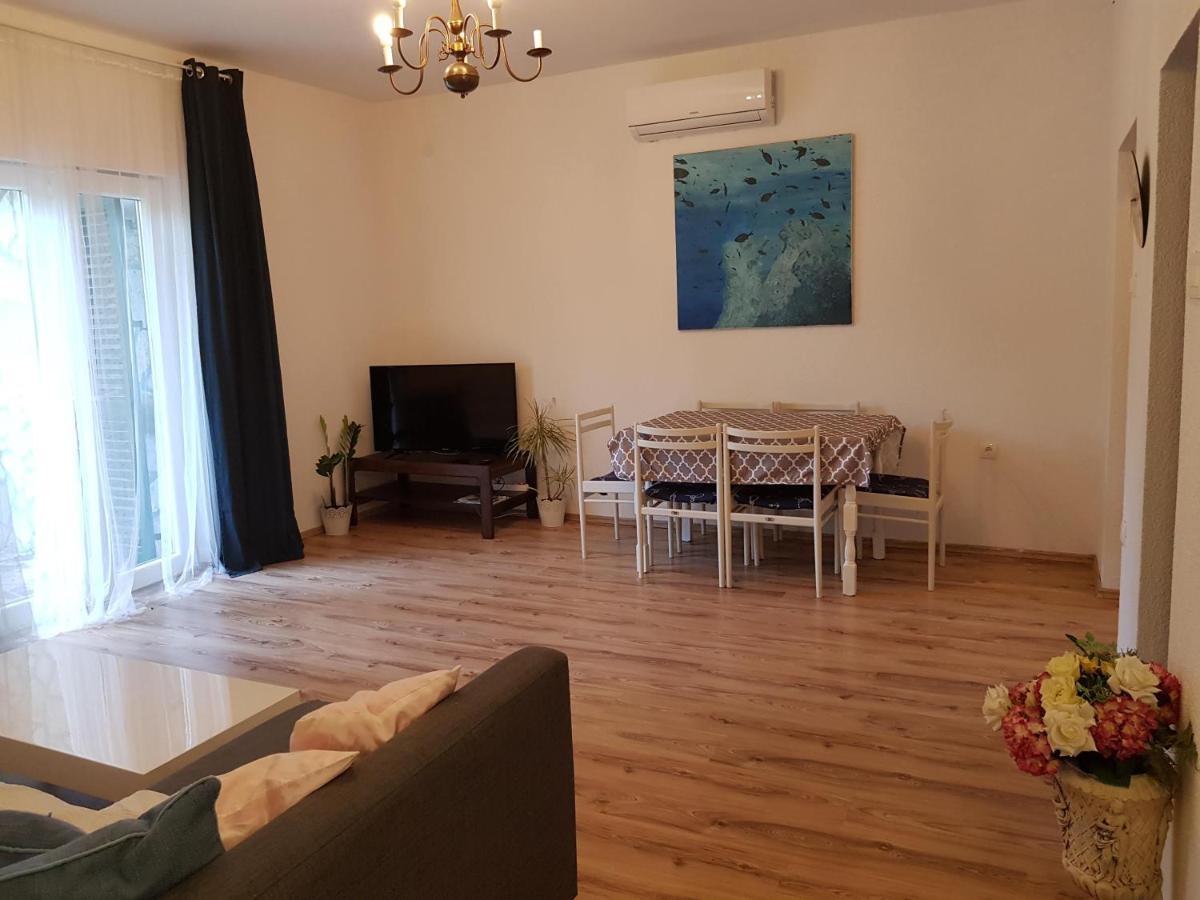 Apartmani Elena Malinska Buitenkant foto