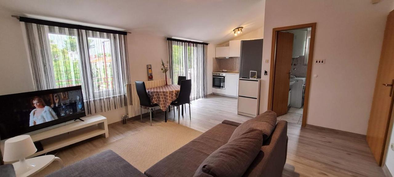 Apartmani Elena Malinska Buitenkant foto