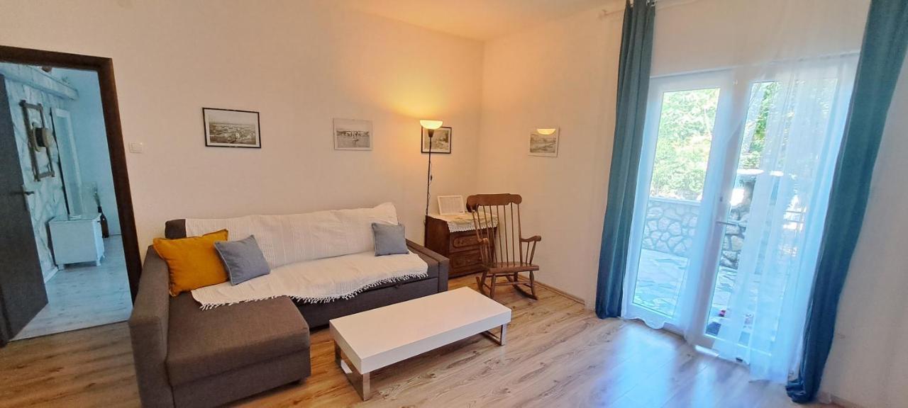 Apartmani Elena Malinska Buitenkant foto